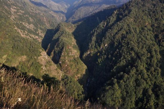 Au-dessus de la vallée de la Ghunsa khola à l'approche d'Amjilosa