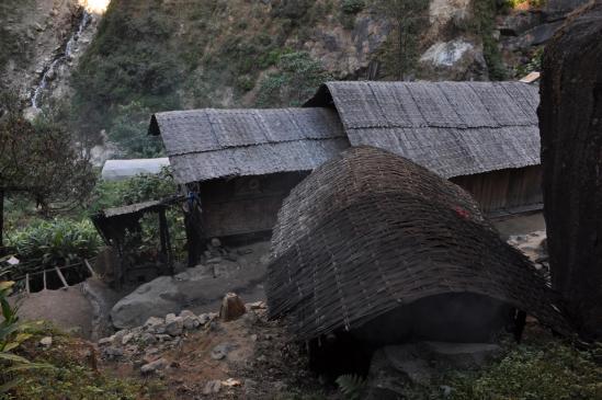 Le village de Janbari au fond des gorges de la Ghunsa khola