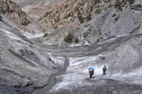 A l'approche du camp n°2 dans la Madhi khola