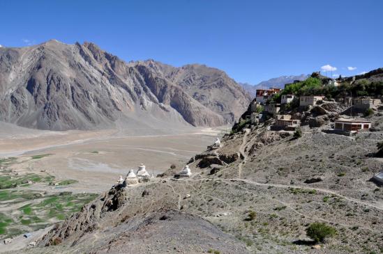 La vallée de la Zangskar Chu depuis le belvédère sur lequel est érigée la gompa de sTongde