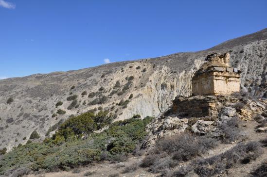 Passage au chörten qui précède la traversée d'une nouvelle branche de la Madhi khola (on voit le sentier en face dans le coteau)