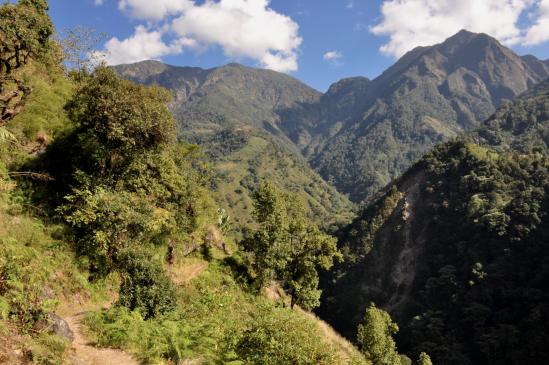 Sur le sentier-balcon entre Mamankhe et Thungim