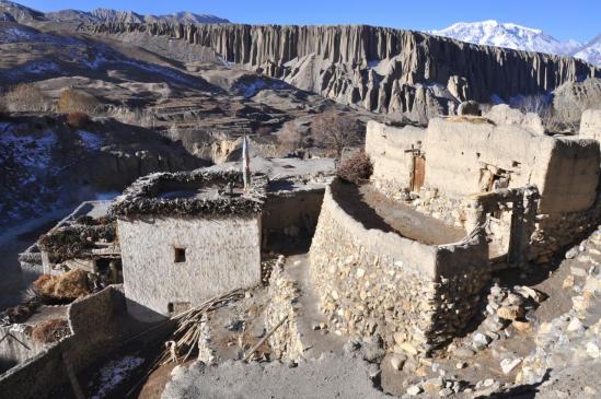 Le village de Yara et ses falaises ornées de pénitents