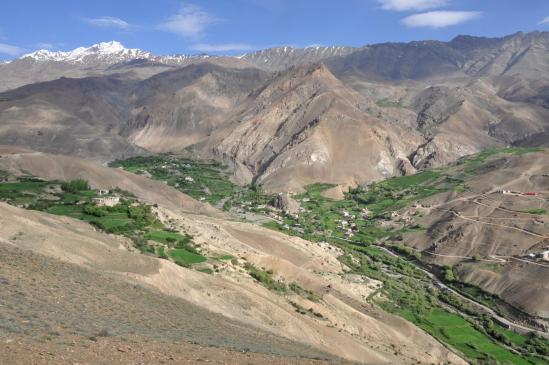 Depuis les crêtes de Phu, vue plongeante sur la vallée de Chaskol et au fond le sommet du Natkul