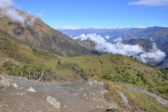 Au-dessus de Thankur, au loin les montagnes du Dolpo