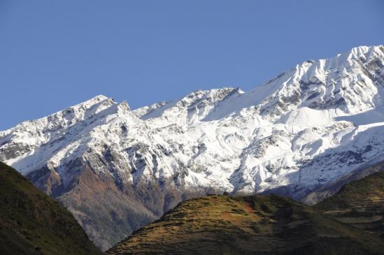 Les montagnes du Puta himal au-dessus des champs en terrasse de Tarakot