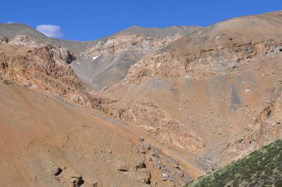 Avec du recul, on voit le couloir que l'on remonte à D pour traverser vers la G sous le triangle gris et atteindre le collet. Après...?