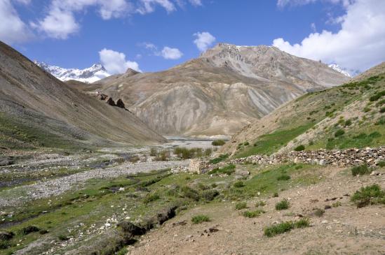 Descente de la rivière jusqu'au pied du village d'Amba