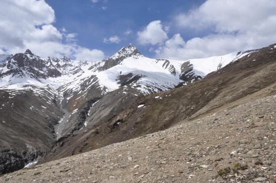 Montée vers le Rasi La BC (le col est caché derrière la crête d'éboulis tout à droite du cliché)