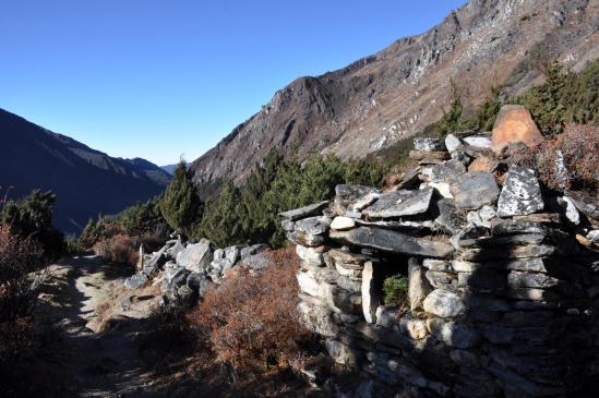 Le mur de manis dans la montée depuis Tseram