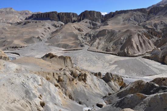 Sur le sentier ludique, on prend de la hauteur pour apprécier le superbe panorama offert par la vallée de la Kali  Gandaki