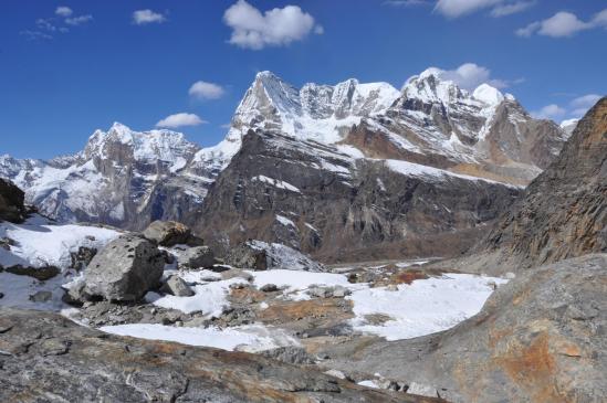 Depuis les pentes du col, vue arrière sur le Charpote himal (Kusum Kanguru, Kyashar, Kangtega)