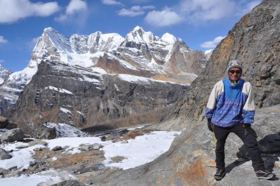 Un des deux guides sherpas de l'agence Khumbi Ila qui ont encadré le groupe sur ce périple (dans la montée vers le Mera La avec en face le Charpote himal)