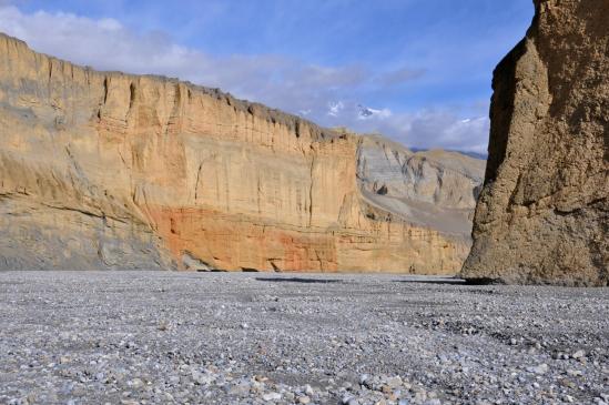 Sur le lit de galets de la Tangge khola