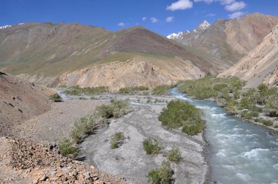 Camp au pied du monticule au confluent de la Leschun Togpo (G) et de la Shingri Chu (D)