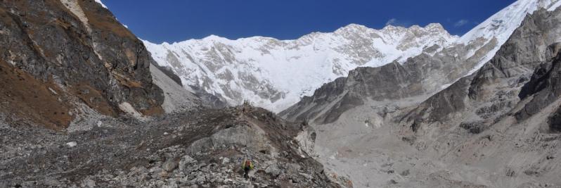 Le Kangchenjunga dans toute sa majesté à l'approche d'Oktang