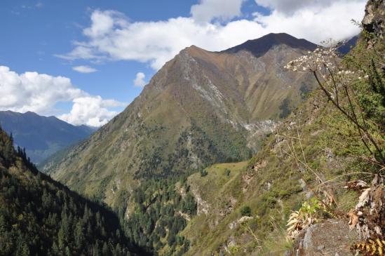 On vient d'entrer dans le vallon qui conduit au pied du Kagmara La