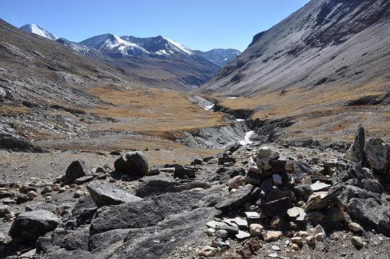 Remontée de la vallée de la Nakhkren khola