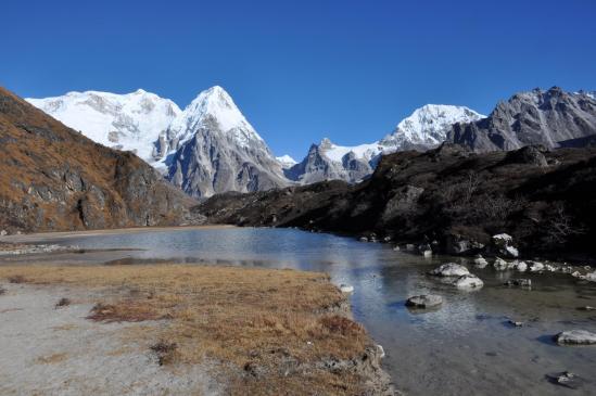 Au retour de Ramchaur, on ne se lasse pas (en se retournant...) de la vision des Kabru, du Rathong & du Kokthang