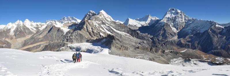 Les quatre 8000 en arrière-plan de G à D : l'arête sommitale du Cho Oyu, Sagarmatha, Lhotse et Makalu (au milieu le Peak 41 et à droite du Makalu le Chamlang)