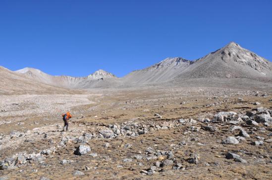 Au Chanagor La BC (l'Araniko Chuli à gauche, le Col des Lacs au centre)