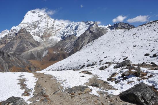 Le Chamlang apparaît alors que l'on descend sur Kongme dingma