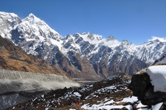 Sur le chemin de descente du Gyajo La, on découvre peu à peu la vallée du Likhu glacier