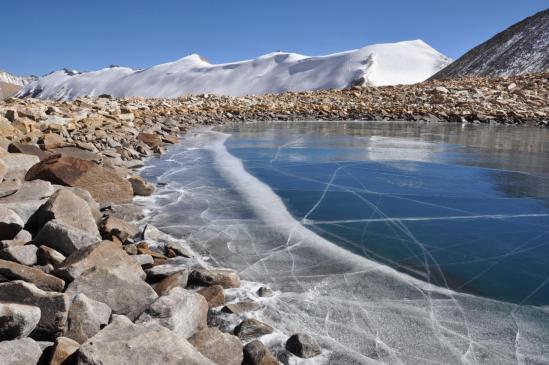 Au Col des Lacs (ici le petit lac et en arrière-plan les Panch himal)