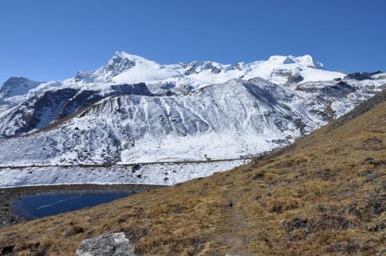 Au niveau du lac de l'oeuf, on dit au revoir au massif du Mera peak...