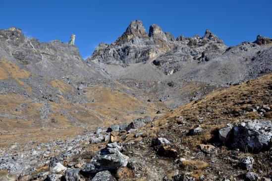 Le monolithe entre Mirgin La et Sinion La