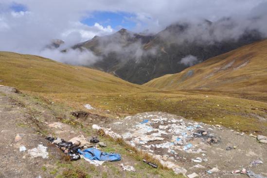 Le camp des chercheurs de yarsagumba : les cochons !