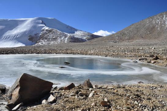 Les petits lacs sur la moraine, emplacement du camp