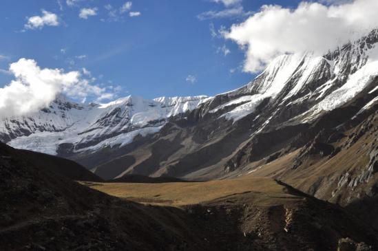 A Lasa, vue sur le vallon fermé par le Lhashamma et le Kang Chunni