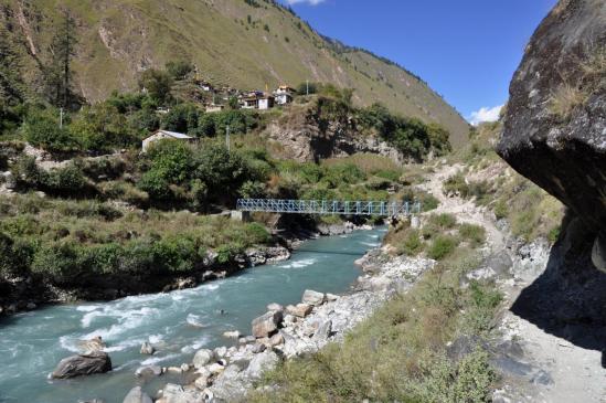 Dans la vallée de la Thuli Bheri khola, on passe RG pour rejoindre Tarakot