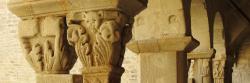 Détail des colonnes du cloître de la collégiale Saint-Pierre-et-Saint-Paul (Saint-Donat-sur-l'Herbasse)