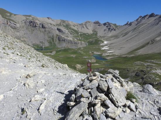 Vue plongeante sur la combe des lacs Escur depuis le collet du Peyron