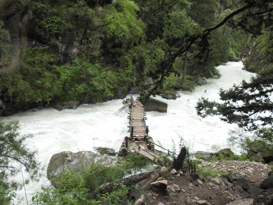 Quelques problèmes de maintenance dans les gorges de la Phoksumdo khola... d'où la déviation par l'ancien sentier