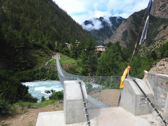 Le nouveau pont de Chunuwar (financé par l'association des Gurkhas)