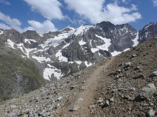 Lors de la montée à Adèle, vue sur les pics qui séparent le Glacier Blanc de celui de la Plate des Agneaux