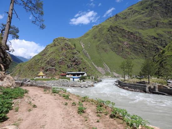 Le long de la Humla Karnali nadi face au temple de Karpunath