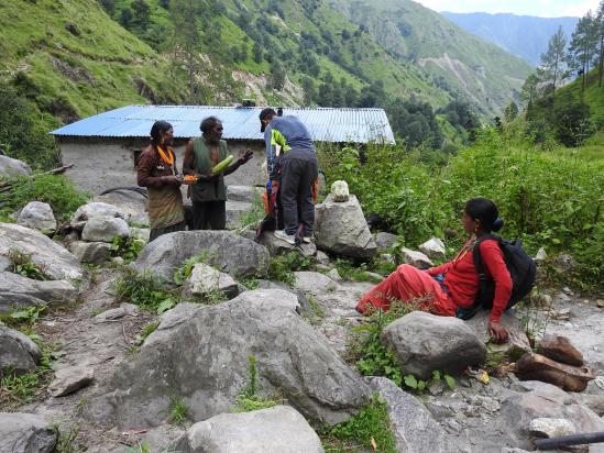 Achat de produit frais (un kakro, concombre népalais) auprès du couple de fermiers qui habite à côté du pont sur la Karang khola