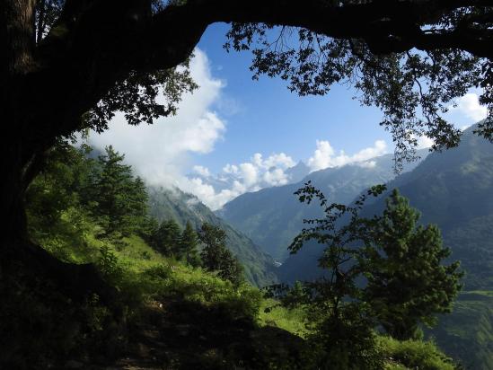 Vue en enfilade de la vallée de la Humla Karnali nadi avec le Changla himal à l'horizon
