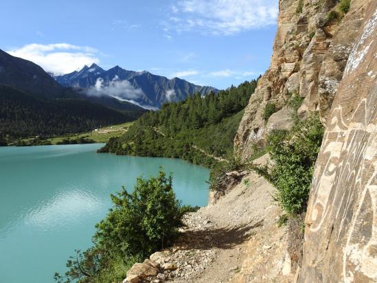 Le sentier-balcon au-dessus du lac Phoksumdo (au fond, le verrou morainique sur lequel est situé le village de Rigmo)