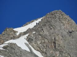 Des alpinistes sur l'arête sommitale de la Pointe Brevoort