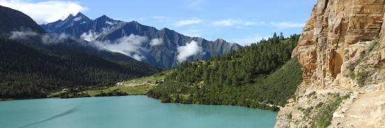 Le verrou morainique de Rigmo vu depuis le sentier-balcon qui court au-dessus du lac Phoksumdo