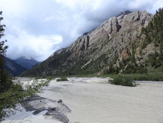 Pendant l'été, la Phoksumdo khola, en amont du lac, prend ses aises...