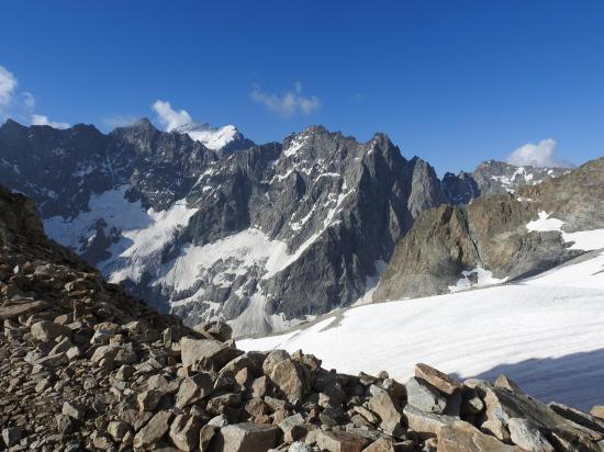 Depuis la plateforme du refuge, vue sur la Barre des Ecrins et le glacier de Tombe-Murée