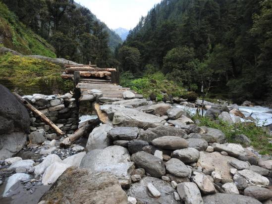 Le pont de bois sur la Chyaune khola qui permet de rejoindre de l'autre côté la vallée de la Kawadi khola