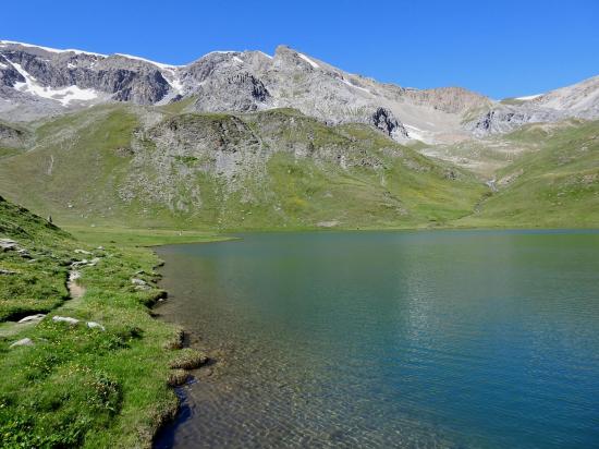 Le lac des Cordes avec en arrière-plan la cime de Prafauchier