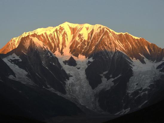 Le massif du Saipal se réveille...